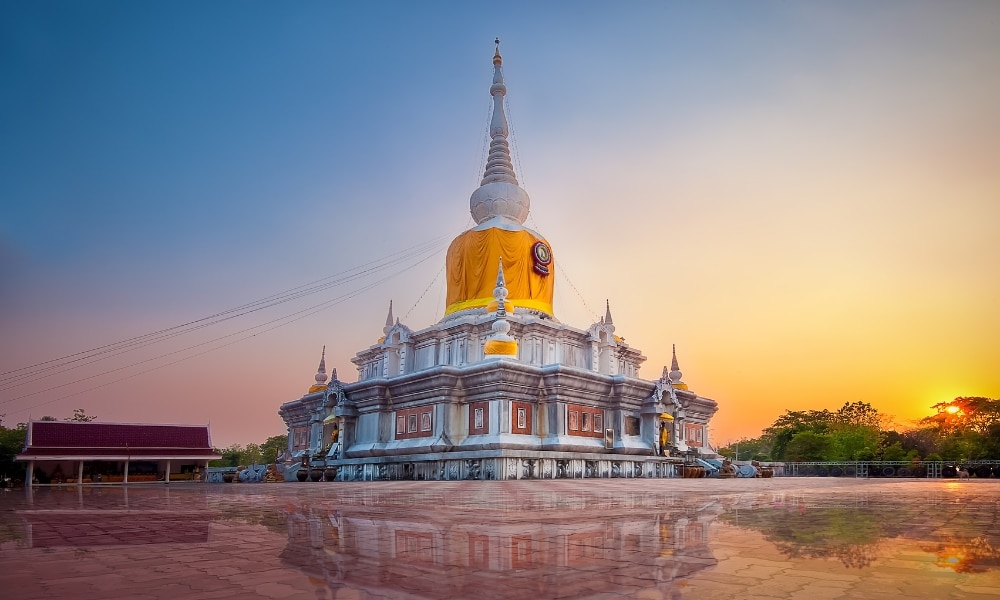 ตำนาน พระธาตุนาดูน พลังแห่งศรัทธาแดนอีสาน! ที่คนสายบุญไม่ควรพลาด สถาปัตยกรรมโบราณอันทรงคุณค่าที่เป็นศูนย์รวมใจของชาวอีสาน หนึ่งในตำนานที่น่ารู้!!
