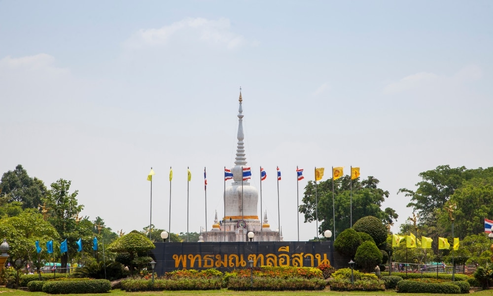 ตำนาน พระธาตุนาดูน พลังแห่งศรัทธาแดนอีสาน! ที่คนสายบุญไม่ควรพลาด สถาปัตยกรรมโบราณอันทรงคุณค่าที่เป็นศูนย์รวมใจของชาวอีสาน หนึ่งในตำนานที่น่ารู้!!
