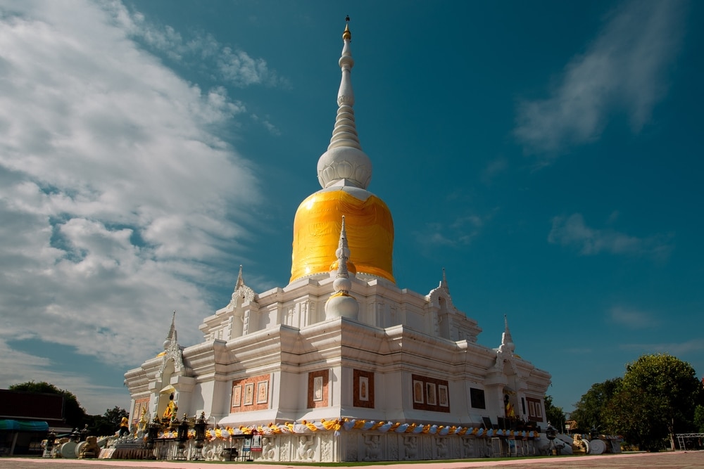 ตำนาน พระธาตุนาดูน พลังแห่งศรัทธาแดนอีสาน! ที่คนสายบุญไม่ควรพลาด สถาปัตยกรรมโบราณอันทรงคุณค่าที่เป็นศูนย์รวมใจของชาวอีสาน หนึ่งในตำนานที่น่ารู้!!
