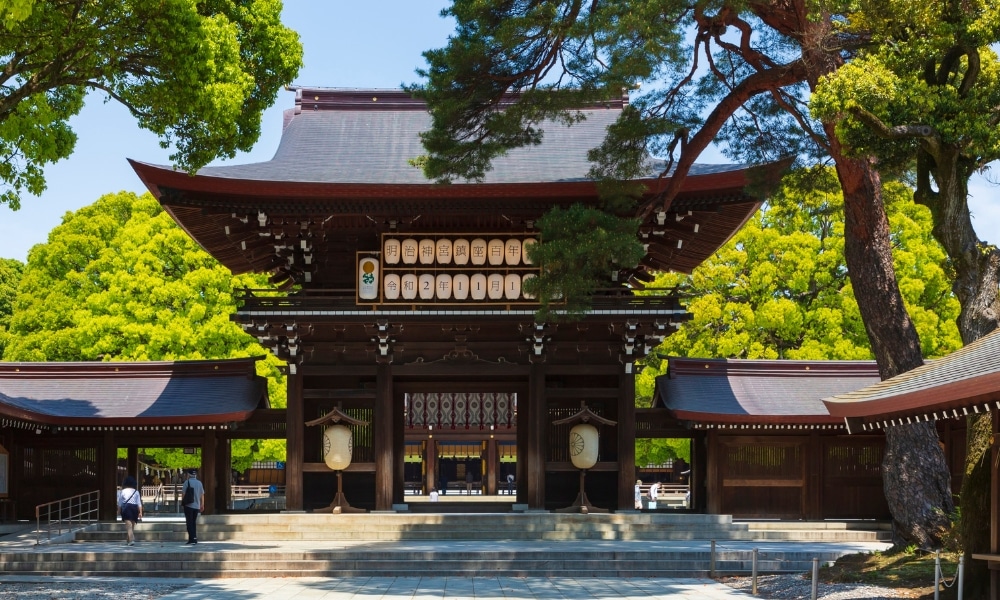 ประตูศาลเจ้าญี่ปุ่นแบบดั้งเดิม, สถานที่สักการะเทพเจ้าต่างประเทศ, พร้อมสถาปัตยกรรมไม้ โคมไฟ และต้นไม้เขียวชอุ่มใต้ท้องฟ้าสดใส.