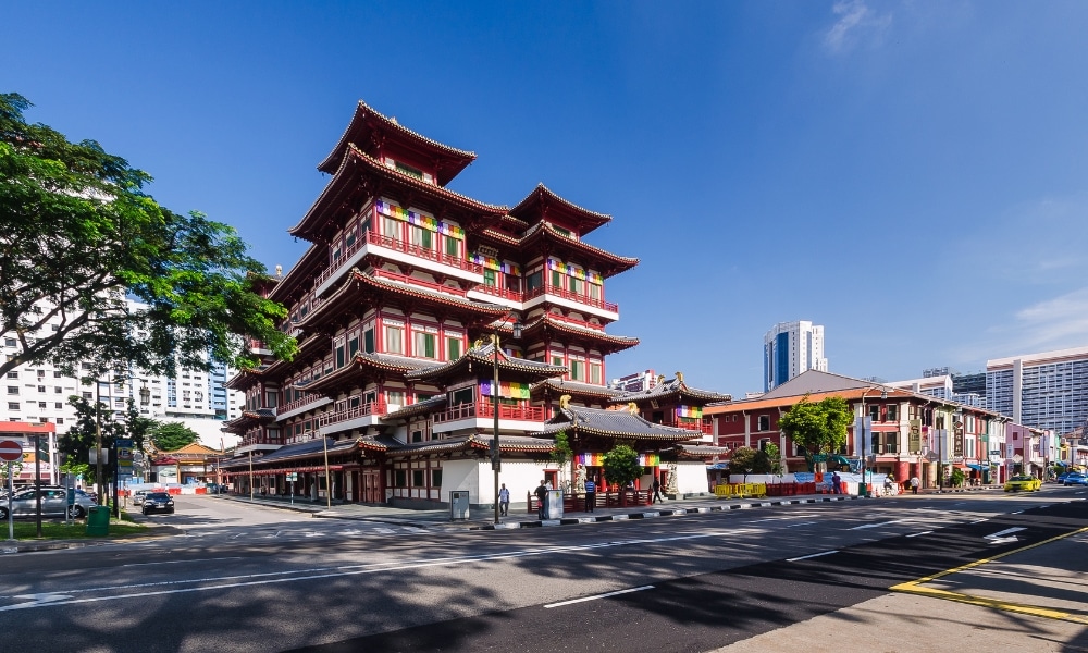 วัดจีนแบบดั้งเดิมขนาดใหญ่ ซึ่งรู้จักกันในชื่อ สถานที่สักการะเทพเจ้าต่างประเทศ ตั้งอยู่ตรงหัวมุมถนนภายใต้ท้องฟ้าสีครามใส ในย่านเมือง.